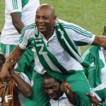 Nigeria's coach Stephen Keshi carried by players